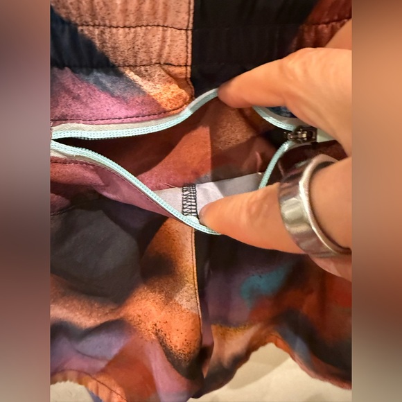 *SOLD* Breathe Mid-Rise Fabletics Run Shorts - Picture 6 of 7